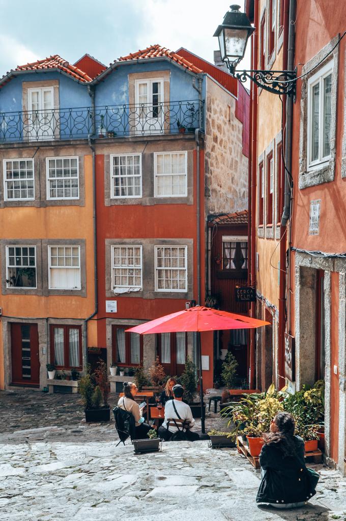 During your weekend in Porto you should stroll along the colorful houses at Largo da Pena Ventosa