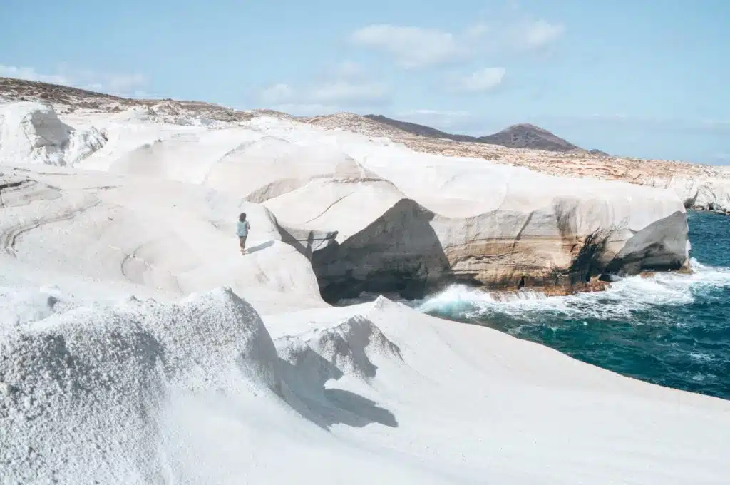 Walking around Sarakiniko is definitely one of the best things to do in Milos, Greece | Entlang der Landschaft von Sarakiniko ist definitiv ein Highlight im Milos Urlaub