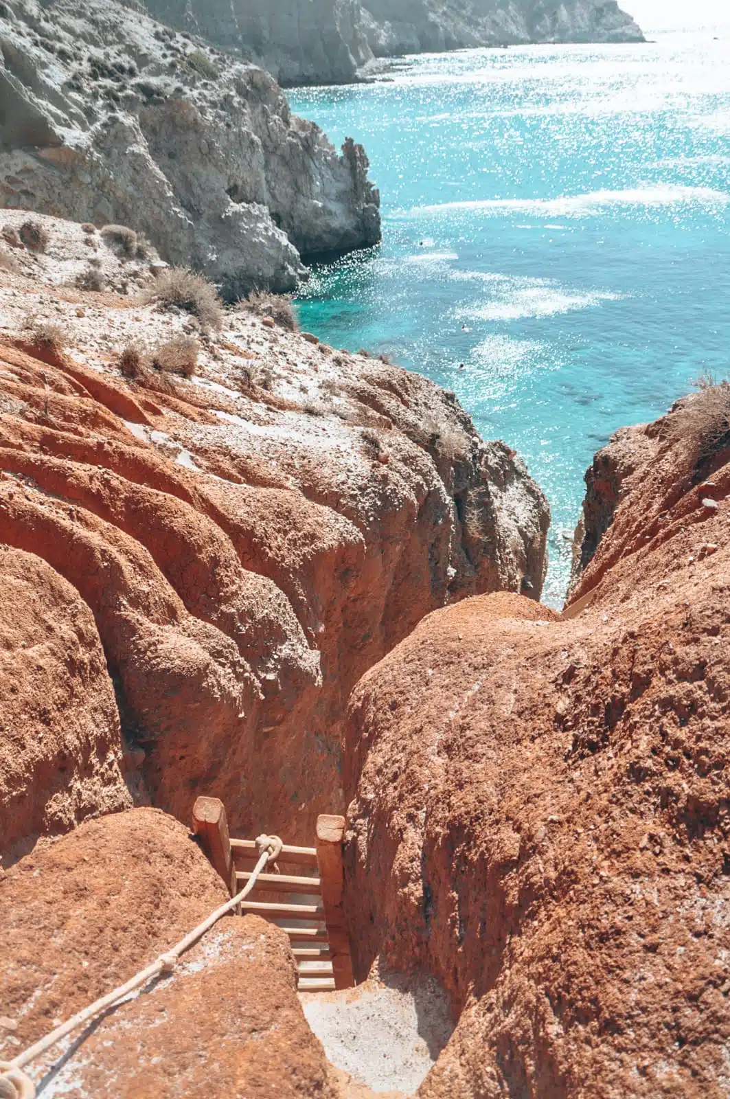 Visit Tsigrado Beach is one of the best things to do in Milos, Greece | Den Trigrado Strand muss man gesehen haben im Milos Urlaub