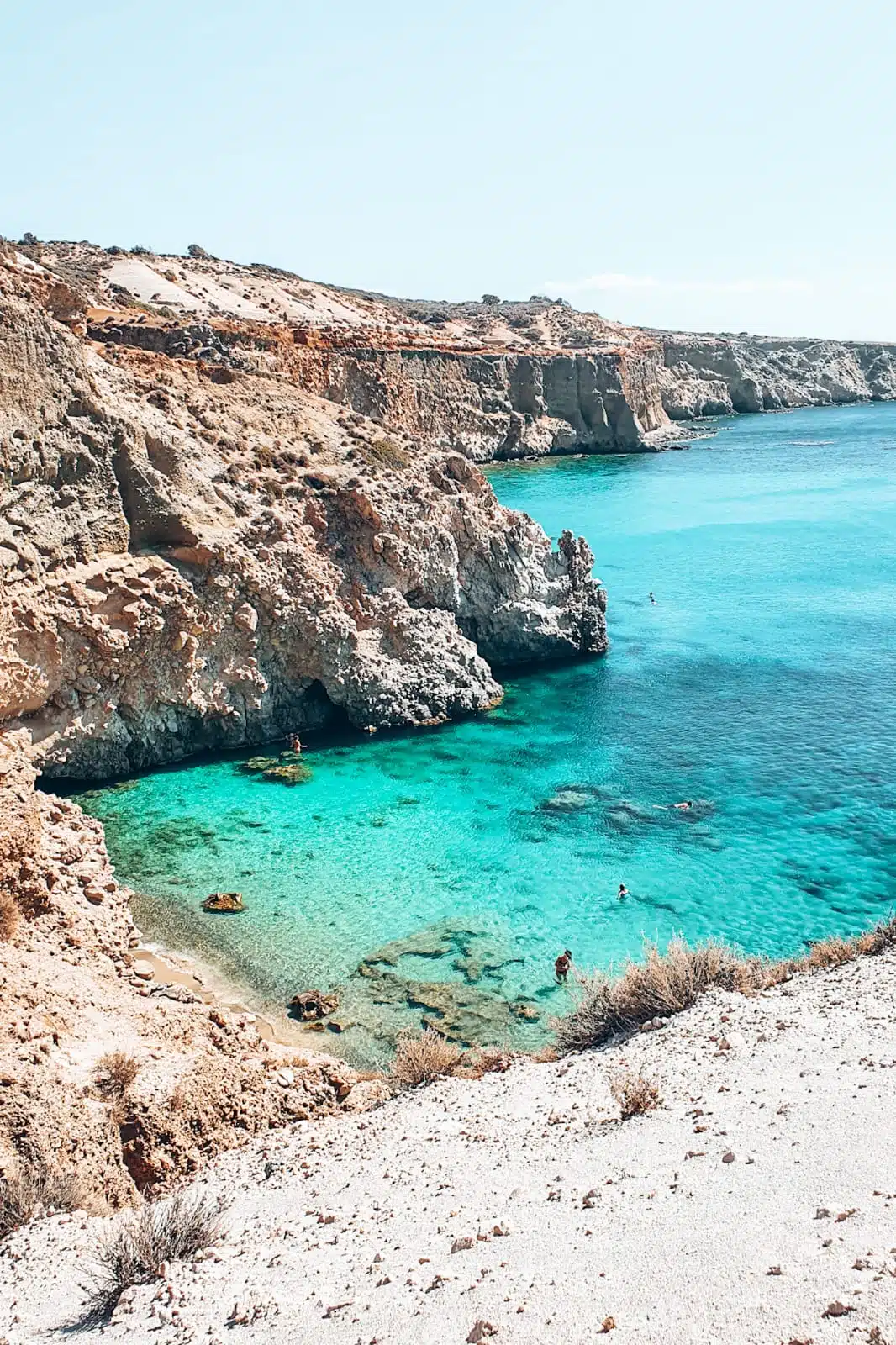 Visit Tsigrado Beach is one of the best things to do in Milos, Greece | Den Trigrado Strand muss man gesehen haben im Milos Urlaub