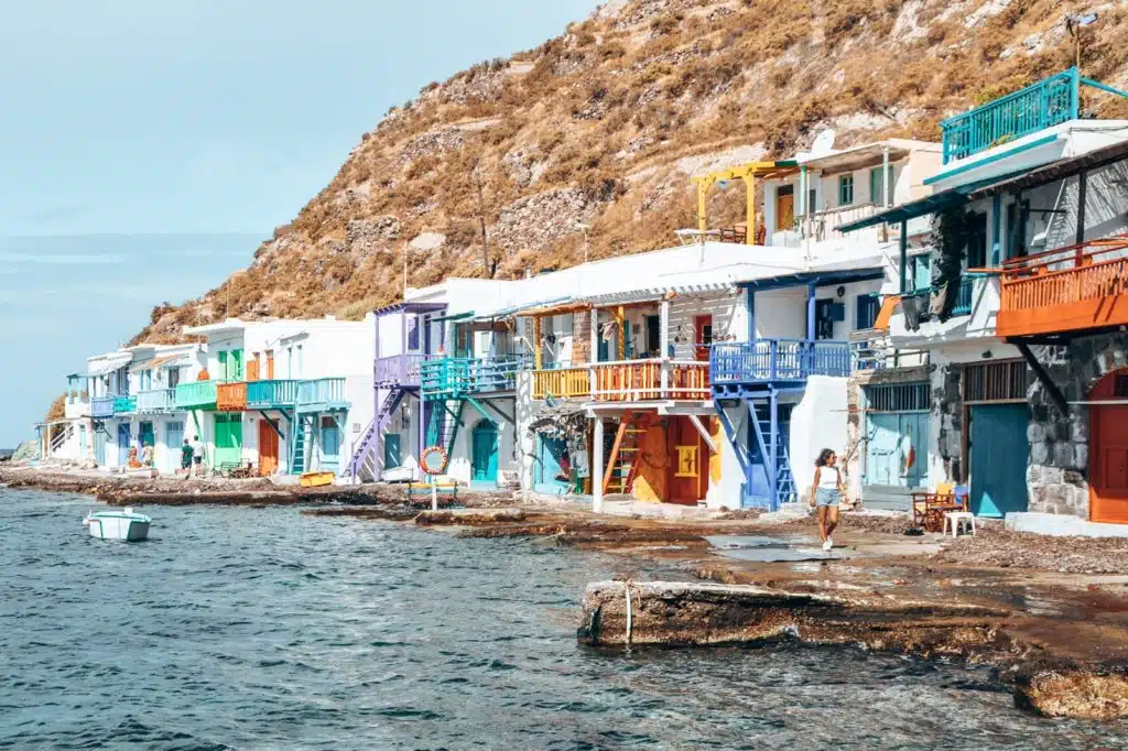 A visit of the colorful fishing village Klima is one of the most popular things to do in Milos |&nbsp;Das bunte Treiben im Fischerort Klima muss man in seinem Milos Urlaub gesehen haben
