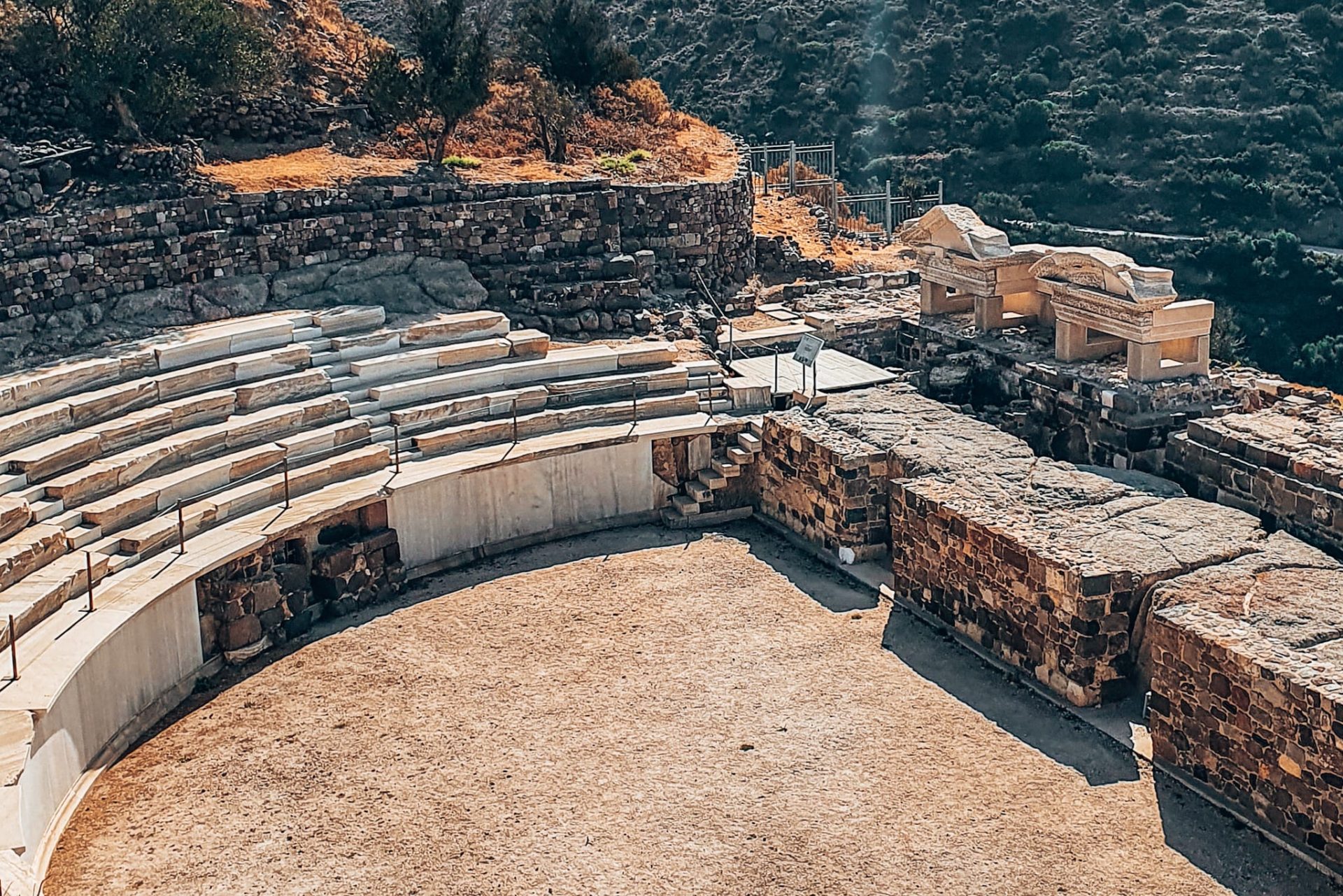 You shouldn't miss the ancient theater of Milos | Nicht verpassen solltest du die Ausgrabung des altgriechischen Theaters in Milos