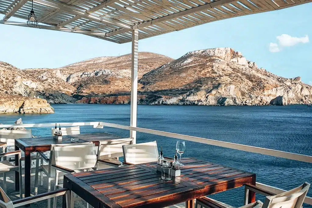 A perfect restaurant on a quiet Greek island during Cyclades island hopping / Ein perfektes Restaurant mit Meerblick beim Kykladen Inselhopping