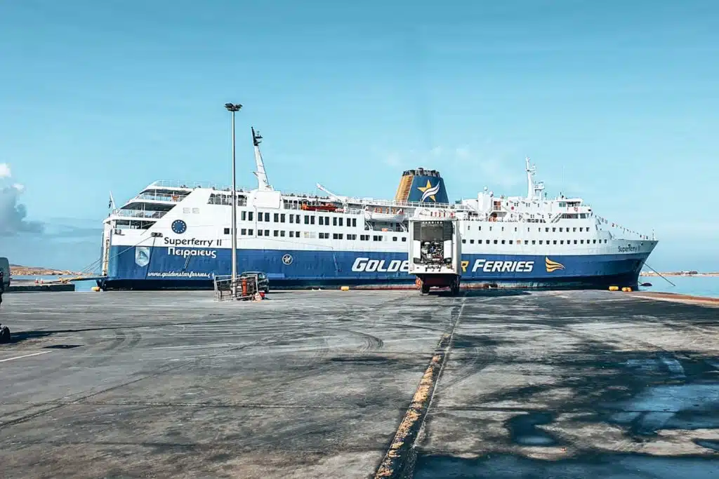 The ferry is the best way to get from one to the next quiet Greek island during Cyclades island hopping / Mit der Fähre kommst du am besten von einer zur nächsten Insel beim Kykladen Inselhopping