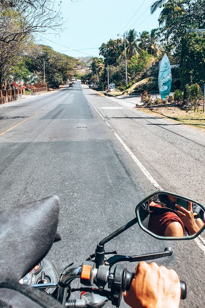 El Salvador travel guide tip: rent a scooter / Um die Sehenswürdigkeiten in El Salvador zu sehen lohnt es sich einen Roller zu mieten