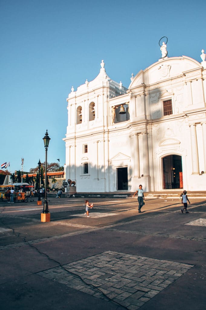 Visiting the cathedral of Leon is a must when backpacking in Nicaragua / Leon steckt voller Sehenswürdigkeiten in Nicaragua