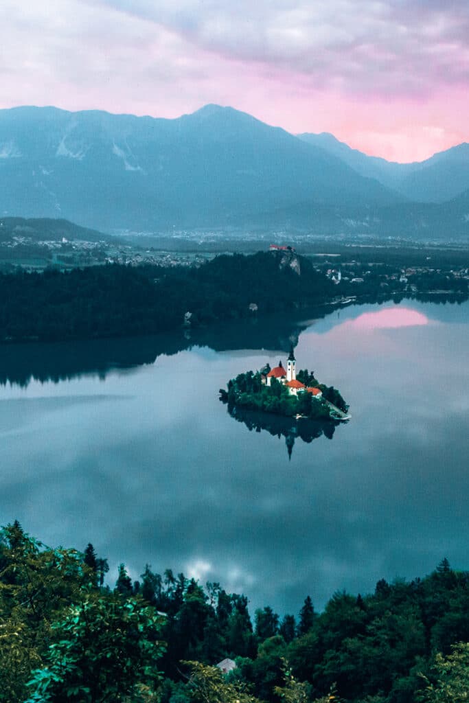 Lake Bled, a major highlight on a Slovenia itinerary / Bleder See, ein Highlight unter den Slowenien Sehenswürdigkeiten