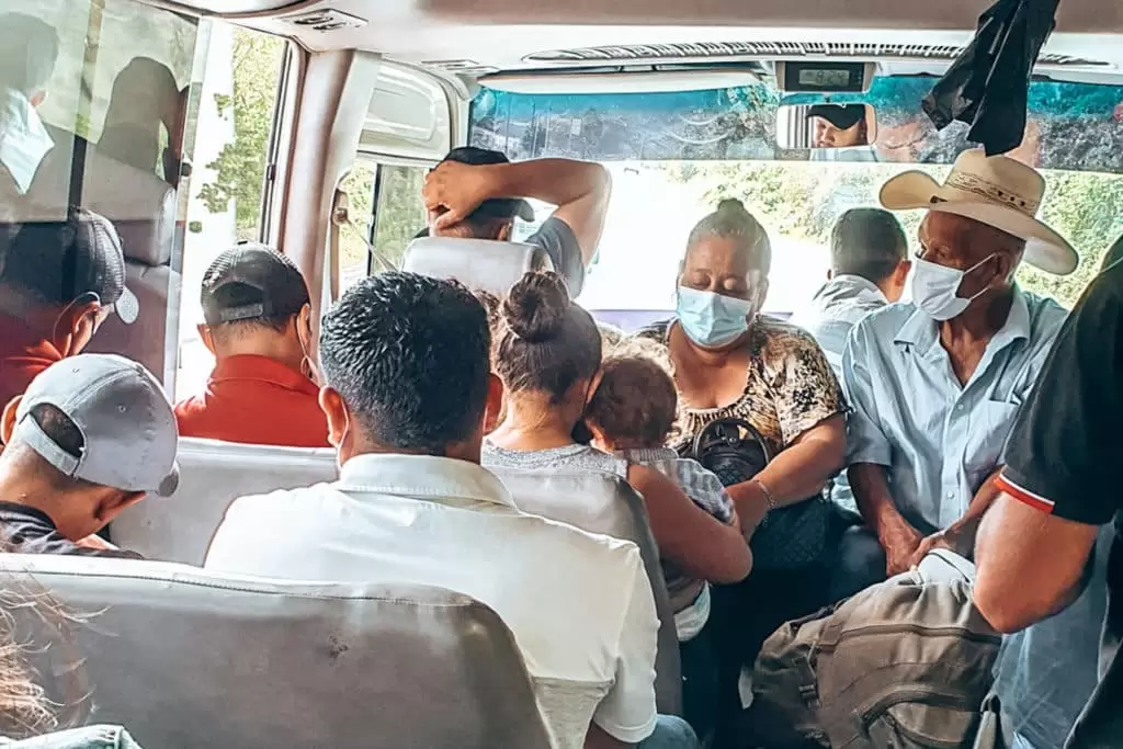 Busrides when backpacking Honduras / Busfahrten zwischen den Sehenswürdigkeiten in Honduras
