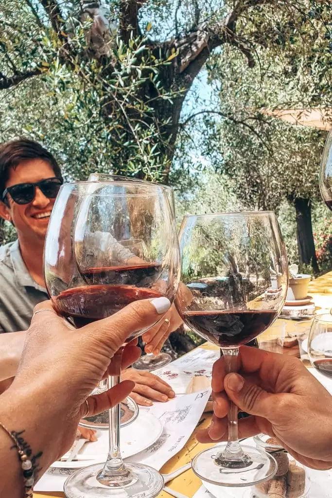 Wine tasting in Tuscany / Eine Weinprobe gehört zu den besten Toskana Reisetipps