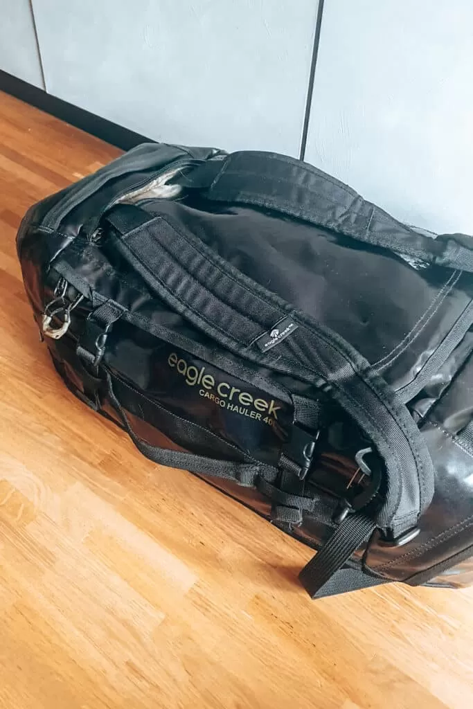 Packing light for traveling carry-on only / Minimalistich packen mit Duffel Bag